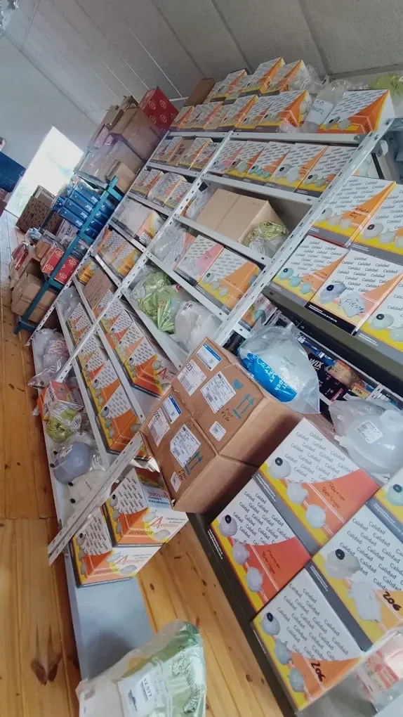 Estanterías con repuestos en cajas por marca