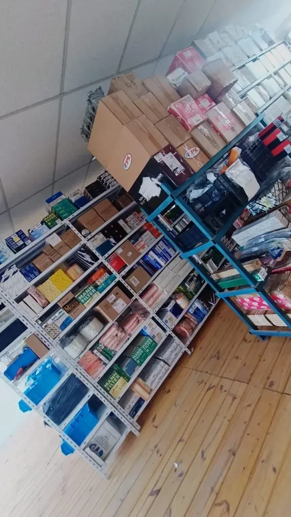 Salón con estanterías de filtros MANN y repuestos